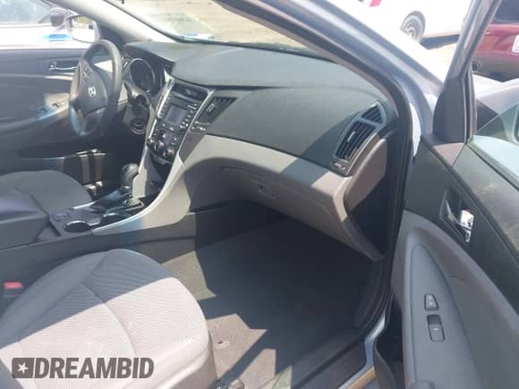 2014 Hyundai Sonata GLS z VIN 5NPEB4AC0EH823943, wystawiony jako IAAI lot #42601503 z przebiegiem 46 940 mil mil oraz . Historia ofert i sprzedaży dostępna na DreamBid. Obrazek 5.