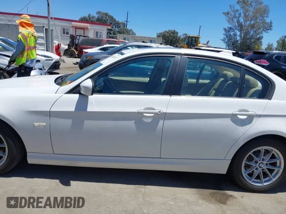 2010 BMW 3 Series 328i с VIN WBAPH5C5XAA439453, выставлен на аукционе IAAI как лот 42636515 с пробегом 98 702 миль миль и . История ставок и продаж доступна на DreamBid. Изображение 14.