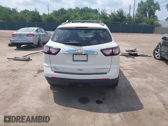 2013 Chevrolet Traverse LT z VIN 1GNKVGKD7DJ125877, wystawiony jako IAAI lot #42597085 z przebiegiem 164 677 mil mil oraz . Historia ofert i sprzedaży dostępna na DreamBid. Obrazek 16.