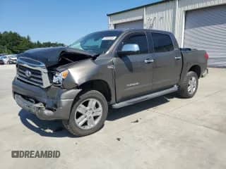 2008 Toyota Tundra Limited z VIN 5TBDV58188S511325, wystawiony jako Copart lot #70497545 z przebiegiem 161 513 mil mil oraz Szkoda całkowita • Salvage title. Historia ofert i sprzedaży dostępna na DreamBid. Obrazek 1.