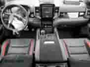 2025 Ram 1500 RHO z VIN 1C6SRFUP2SN573634, wystawiony jako Copart lot #62329235 z przebiegiem 1 406 mil mil oraz Szkoda całkowita • Salvage title. Historia ofert i sprzedaży dostępna na DreamBid. Obrazek 8.