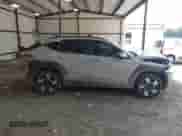 2025 Hyundai Kona SEL с VIN KM8HB3AB7SU246291, выставлен на аукционе IAAI как лот 43021281 с пробегом 7 942 миль миль и . История ставок и продаж доступна на DreamBid. Изображение 14.