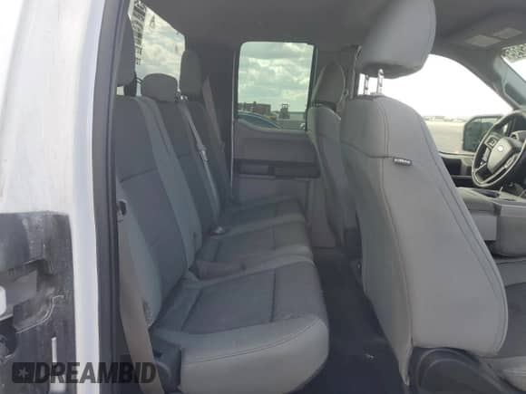 2015 Ford F-150 XL z VIN 1FTEX1CP8FKD93842, wystawiony jako Copart lot #84215295 z przebiegiem 165 180 mil mil oraz Czysty tytuł • Clean title. Historia ofert i sprzedaży dostępna na DreamBid. Obrazek 10.