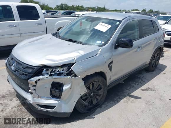 2023 Mitsubishi Outlander ES z VIN JA4ARUAU5PU016999, wystawiony jako IAAI lot #42525414 z przebiegiem 15 010 mil mil oraz . Historia ofert i sprzedaży dostępna na DreamBid. Obrazek 2.