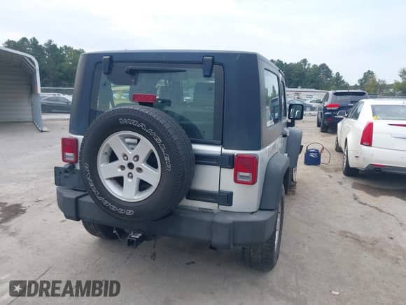 2008 Jeep Wrangler X z VIN 1J4FA24108L632149, wystawiony jako IAAI lot #43272246 z przebiegiem 122 596 mil mil oraz . Historia ofert i sprzedaży dostępna na DreamBid. Obrazek 4.