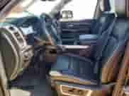 2020 Ram 1500 Laramie z VIN 1C6RREJT8LN306526, wystawiony jako Copart lot #60701565 z przebiegiem 74 502 mil mil oraz Szkoda całkowita • Salvage title. Historia ofert i sprzedaży dostępna na DreamBid. Obrazek 7.