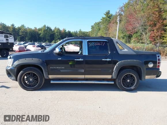 2011 Chevrolet Avalanche LT z VIN 3GNTKFE37BG204362, wystawiony jako IAAI lot #43382697 z przebiegiem 255 404 mil mil oraz . Historia ofert i sprzedaży dostępna na DreamBid. Obrazek 14.