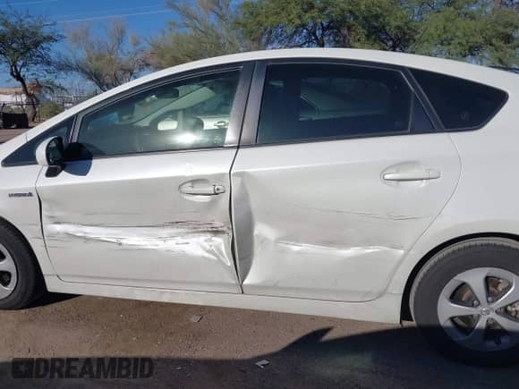 2015 Toyota Prius Four z VIN JTDKN3DU7F1887950, wystawiony jako IAAI lot #43455528 z przebiegiem 103 213 mil mil oraz . Historia ofert i sprzedaży dostępna na DreamBid. Obrazek 14.