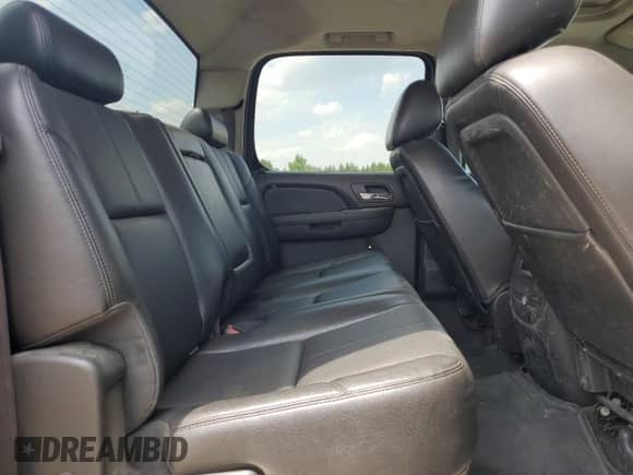 2013 Chevrolet Silverado 2500HD LTZ z VIN 1GC1KYE80DF166324, wystawiony jako Copart lot #56515545 z przebiegiem 584 289 mil mil oraz Szkoda całkowita • Salvage title. Historia ofert i sprzedaży dostępna na DreamBid. Obrazek 10.