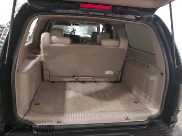 2003 Chevrolet Suburban Z71 с VIN 3GNFK16Z33G275630, выставлен на аукционе IAAI как лот 41937310 с пробегом 224 207 миль миль и . История ставок и продаж доступна на DreamBid. Изображение 18.