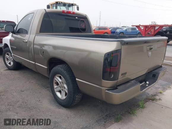 2007 Dodge 1500 SLT z VIN 1D7HA16P27J567637, wystawiony jako IAAI lot #42122423 z przebiegiem 230 111 mil mil oraz . Historia ofert i sprzedaży dostępna na DreamBid. Obrazek 3.