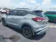 2022 Nissan Kicks SR z VIN 3N1CP5DV8NL491054, wystawiony jako IAAI lot #42209455 z przebiegiem 26 421 mil mil oraz . Historia ofert i sprzedaży dostępna na DreamBid. Obrazek 3.