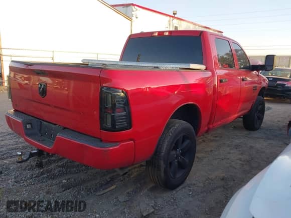 2018 Ram 1500 Express z VIN 1C6RR6KGXJS278282, wystawiony jako IAAI lot #41106230 z przebiegiem 101 997 mil mil oraz . Historia ofert i sprzedaży dostępna na DreamBid. Obrazek 4.