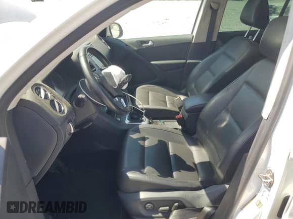 2017 Volkswagen Tiguan Wolfsburg Edition с VIN WVGRV7AXXHW505903, выставлен на аукционе Copart как лот 62613955 с пробегом 130 383 миль миль и Списание • Salvage title. История ставок и продаж доступна на DreamBid. Изображение 7.