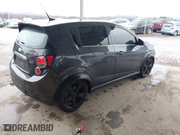 2013 Chevrolet Sonic RS z VIN 1G1JH6SB1D4172981, wystawiony jako IAAI lot #41474321 z przebiegiem 190 309 mil mil oraz . Historia ofert i sprzedaży dostępna na DreamBid. Obrazek 4.