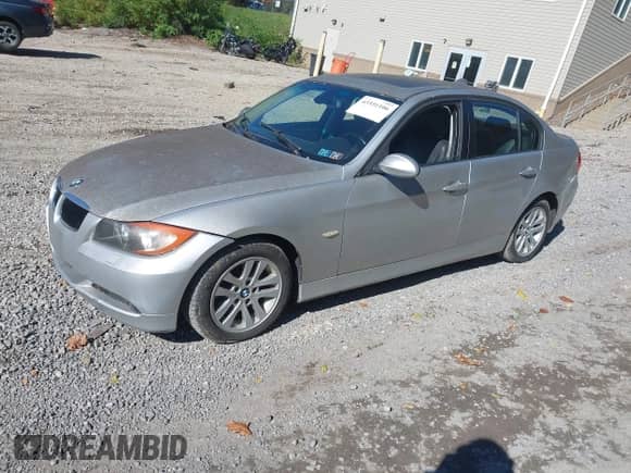 2007 BMW 3 Series 328xi z VIN WBAVC93557KX53074, wystawiony jako IAAI lot #43551106 z przebiegiem 115 636 mil mil oraz . Historia ofert i sprzedaży dostępna na DreamBid. Obrazek 2.