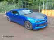 2018 Chevrolet Camaro 1LS z VIN 1G1FA1RX6J0133403, wystawiony jako IAAI lot #42991863 z przebiegiem 63 565 mil mil oraz . Historia ofert i sprzedaży dostępna na DreamBid. Obrazek 1.