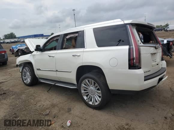 2015 Cadillac Escalade Platinum z VIN 1GYS4PKJ6FR582552, wystawiony jako Copart lot #64939205 z przebiegiem Nie podano mil oraz Czysty tytuł • Clean title. Historia ofert i sprzedaży dostępna na DreamBid. Obrazek 2.