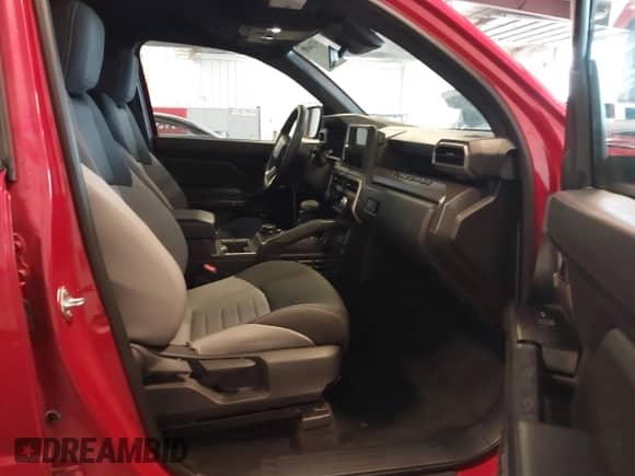 2024 Toyota Tacoma SR5 z VIN 3TYLB5JNXRT023878, wystawiony jako IAAI lot #43246001 z przebiegiem 9 321 mil mil oraz . Historia ofert i sprzedaży dostępna na DreamBid. Obrazek 5.