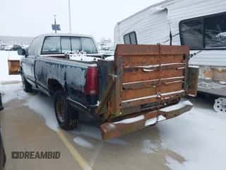 1989 Chevrolet Silverado 2500 z VIN 1GCFK24K7KE257366, wystawiony jako IAAI lot #41518146 z przebiegiem 862 155 mil mil oraz . Historia ofert i sprzedaży dostępna na DreamBid. Obrazek 3.