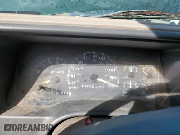 1998 GMC Sierra 1500 z VIN 2GTEC19M9W1555549, wystawiony jako Copart lot #85330205 z przebiegiem 92 604 mil mil oraz Czysty tytuł • Clean title. Historia ofert i sprzedaży dostępna na DreamBid. Obrazek 9.
