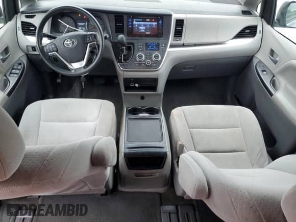 2017 Toyota Sienna LE Auto Access Seat z VIN 5TDKZ3DCXHS823225, wystawiony jako Copart lot #67157225 z przebiegiem 258 906 mil mil oraz Szkoda całkowita • Salvage title. Historia ofert i sprzedaży dostępna na DreamBid. Obrazek 8.