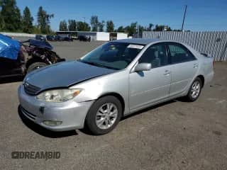 2004 Toyota Camry LE z VIN 4T1BF32K84U081993, wystawiony jako Copart lot #80877435 z przebiegiem 138 856 mil mil oraz Szkoda całkowita • Salvage title. Historia ofert i sprzedaży dostępna na DreamBid. Obrazek 1.