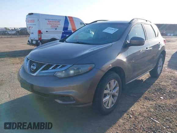2013 Nissan Murano LE z VIN JN8AZ1MU3DW205641, wystawiony jako IAAI lot #42325870 z przebiegiem 216 893 mil mil oraz . Historia ofert i sprzedaży dostępna na DreamBid. Obrazek 2.