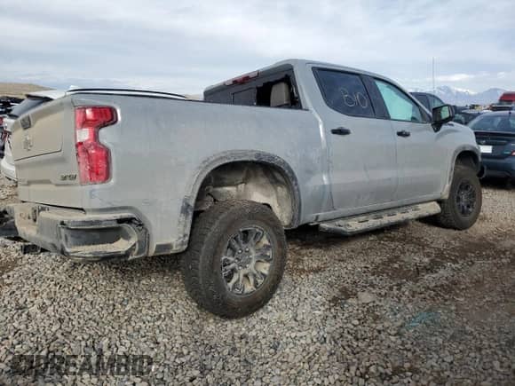 2025 Chevrolet Silverado 1500 z VIN 3GCUKHE86SG111563, wystawiony jako Copart lot #42922455 z przebiegiem Nie podano mil oraz Szkoda całkowita • Salvage title. Historia ofert i sprzedaży dostępna na DreamBid. Obrazek 3.
