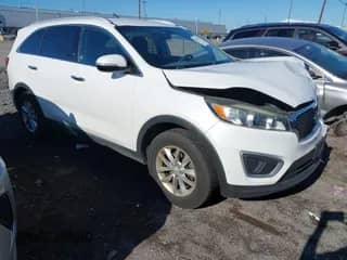 2017 Kia Sorento LX z VIN 5XYPG4A38HG293159, wystawiony jako IAAI lot #43321503 z przebiegiem 105 393 mil mil oraz . Historia ofert i sprzedaży dostępna na DreamBid. Obrazek 1.