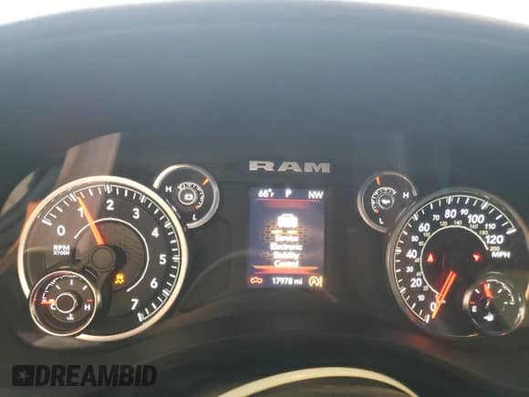 2023 Ram 1500 Big Horn z VIN 1C6SRFMT7PN547809, wystawiony jako Copart lot #56602305 z przebiegiem 17 978 mil mil oraz Szkoda całkowita • Salvage title. Historia ofert i sprzedaży dostępna na DreamBid. Obrazek 9.