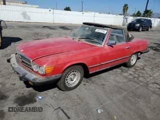 1985 Mercedes-Benz SL z VIN WDBBA45C9FA017476, wystawiony jako Copart lot #74177774 z przebiegiem 135 805 mil mil oraz Szkoda całkowita • Salvage title. Historia ofert i sprzedaży dostępna na DreamBid. Obrazek 1.