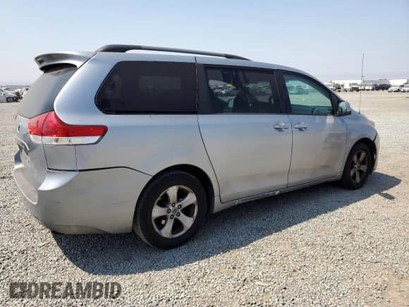 2011 Toyota Sienna LE with VIN 5TDKK3DC7BS071561, listed as a Copart auction lot 68593175 with 272,473 mi miles and Clean title. Bid and sale history available at DreamBid. Image 3.