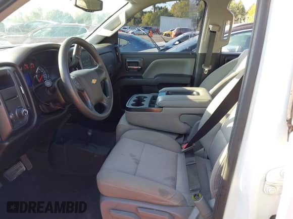 2019 Chevrolet Silverado 1500 Custom z VIN 2GCVKMEC7K1243970, wystawiony jako IAAI lot #43347102 z przebiegiem 79 556 mil mil oraz . Historia ofert i sprzedaży dostępna na DreamBid. Obrazek 5.