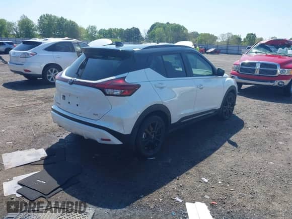 2024 Nissan Kicks SR с VIN 3N1CP5DV1RL541377, выставлен на аукционе IAAI как лот 41984101 с пробегом 14 035 миль миль и . История ставок и продаж доступна на DreamBid. Изображение 4.
