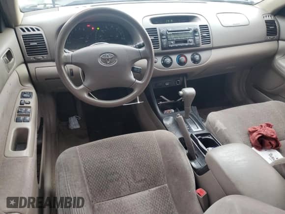 2004 Toyota Camry LE z VIN JTDBE32K340268167, wystawiony jako Copart lot #90885535 z przebiegiem 159 808 mil mil oraz Czysty tytuł • Clean title. Historia ofert i sprzedaży dostępna na DreamBid. Obrazek 8.