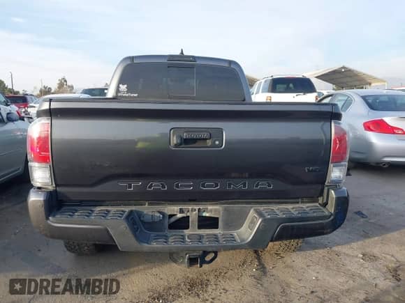 2021 Toyota Tacoma SR5 z VIN 3TMDZ5BN2MM108586, wystawiony jako IAAI lot #41604953 z przebiegiem 65 422 mil mil oraz . Historia ofert i sprzedaży dostępna na DreamBid. Obrazek 16.