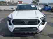 2024 Toyota Tacoma SR5 z VIN 3TMKB5FN5RM022914, wystawiony jako IAAI lot #41398168 z przebiegiem 2 535 mil mil oraz . Historia ofert i sprzedaży dostępna na DreamBid. Obrazek 11.
