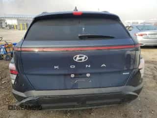 2024 Hyundai Kona SEL z VIN KM8HBCAB5RU094019, wystawiony jako Copart lot #77760194 z przebiegiem 3 893 mil mil oraz Szkoda całkowita • Salvage title. Historia ofert i sprzedaży dostępna na DreamBid. Obrazek 6.
