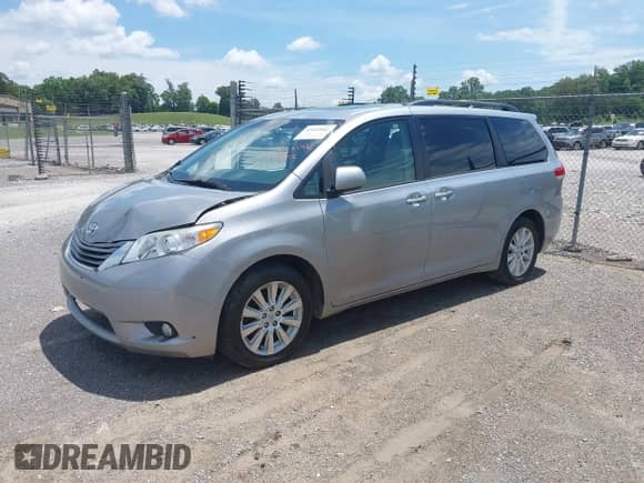 2012 Toyota Sienna XLE z VIN 5TDDK3DCXCS032053, wystawiony jako IAAI lot #42423082 z przebiegiem 338 112 mil mil oraz . Historia ofert i sprzedaży dostępna na DreamBid. Obrazek 2.