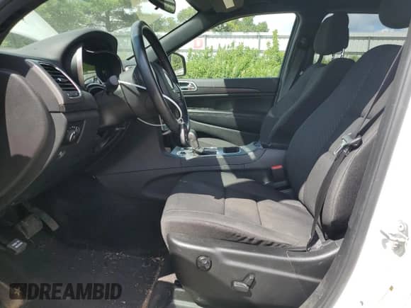 2018 Jeep Grand Cherokee Laredo z VIN 1C4RJFAG4JC298555, wystawiony jako Copart lot #67188245 z przebiegiem 124 223 mil mil oraz Czysty tytuł • Clean title. Historia ofert i sprzedaży dostępna na DreamBid. Obrazek 7.