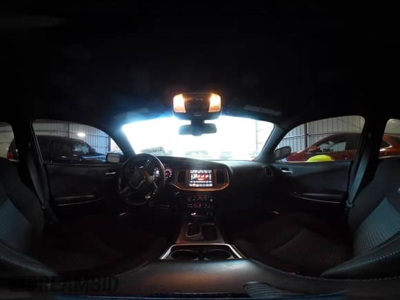 2020 Dodge Charger Scat Pack z VIN 2C3CDXGJ9LH197618, wystawiony jako IAAI lot #41902638 z przebiegiem 59 108 mil mil oraz . Historia ofert i sprzedaży dostępna na DreamBid. Obrazek 19.