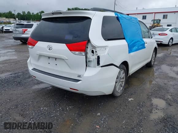 2013 Toyota Sienna LE z VIN 5TDJK3DC9DS055134, wystawiony jako IAAI lot #42255532 z przebiegiem 156 381 mil mil oraz . Historia ofert i sprzedaży dostępna na DreamBid. Obrazek 4.