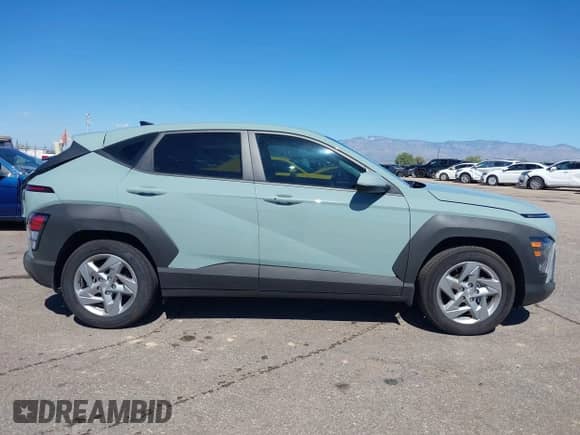 2025 Hyundai Kona SE z VIN KM8HA3AB8SU268349, wystawiony jako IAAI lot #43461222 z przebiegiem 5 517 mil mil oraz . Historia ofert i sprzedaży dostępna na DreamBid. Obrazek 13.