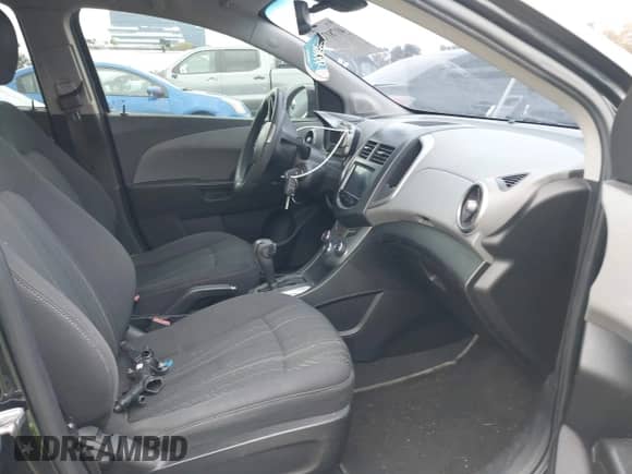 2013 Chevrolet Sonic LT с VIN 1G1JC5SB2D4178989, выставлен на аукционе IAAI как лот 41781720 с пробегом Не указан миль и . История ставок и продаж доступна на DreamBid. Изображение 5.
