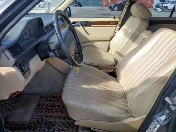 1991 Mercedes-Benz 300 z VIN WDBEB28D0MB487342, wystawiony jako Copart lot #77837294 z przebiegiem 319 175 mil mil oraz Szkoda całkowita • Salvage title. Historia ofert i sprzedaży dostępna na DreamBid. Obrazek 7.