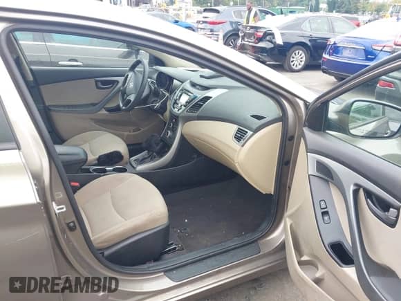 2016 Hyundai Elantra SE с VIN 5NPDH4AE3GH797921, выставлен на аукционе IAAI как лот 43338035 с пробегом 183 337 миль миль и . История ставок и продаж доступна на DreamBid. Изображение 5.