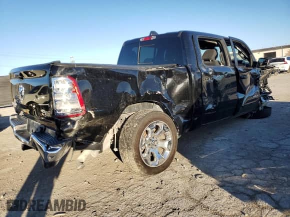 2021 Ram 1500 Big Horn z VIN 1C6RRFFGXMN826763, wystawiony jako Copart lot #85667605 z przebiegiem 32 939 mil mil oraz Czysty tytuł • Clean title. Historia ofert i sprzedaży dostępna na DreamBid. Obrazek 3.