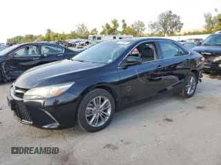 2017 Toyota Camry LE z VIN 4T1BF1FK0HU348936, wystawiony jako Copart lot #84774665 z przebiegiem 94 629 mil mil oraz Czysty tytuł • Clean title. Historia ofert i sprzedaży dostępna na DreamBid. Obrazek 1.