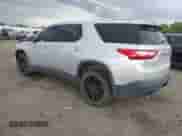 2019 Chevrolet Traverse LS z VIN 1GNERFKW5KJ314599, wystawiony jako IAAI lot #43197716 z przebiegiem 102 349 mil mil oraz . Historia ofert i sprzedaży dostępna na DreamBid. Obrazek 3.